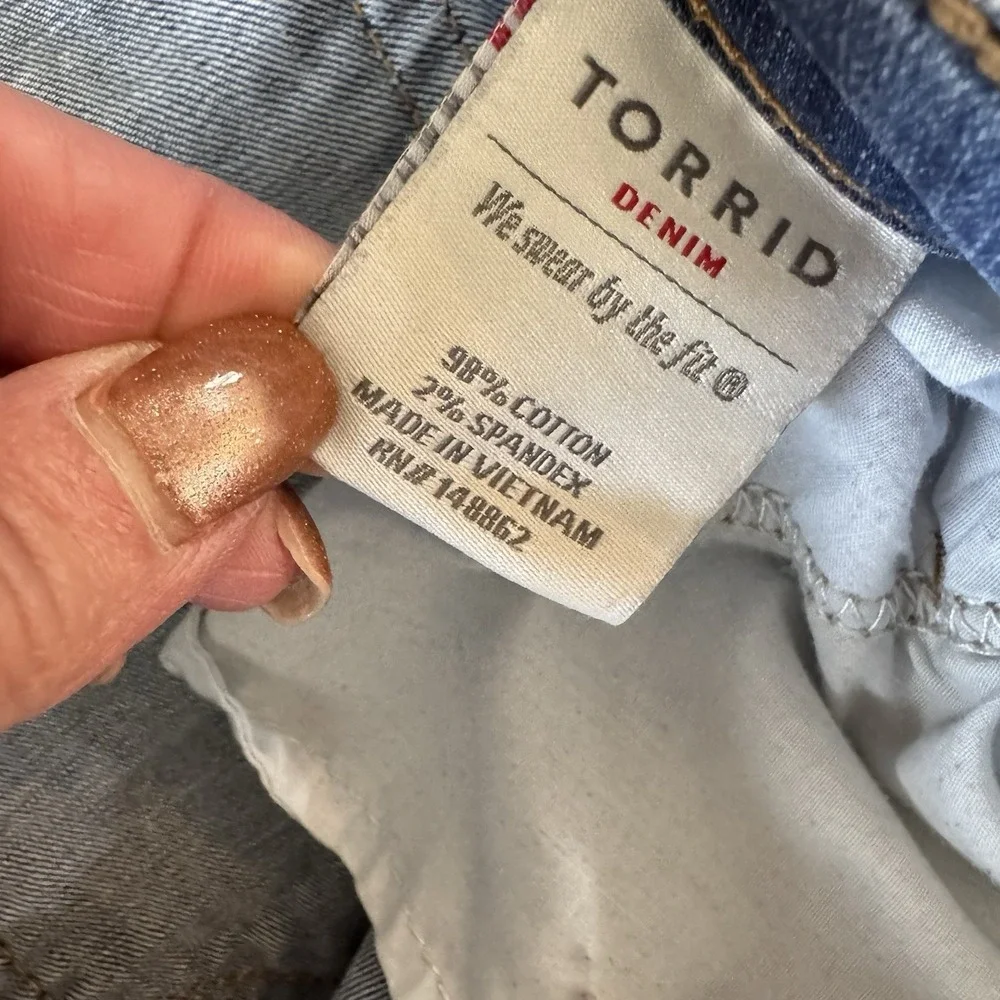 Patch Distressed Cropped Jeans Torrid Size 18 Raw Hem Stretch Denim Blue